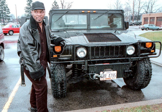 Mike Tyson lái chiếc Hummer năm 1996.
