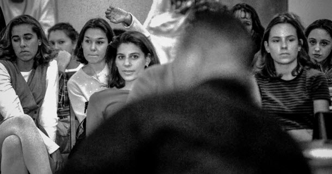 Năm 1996, hình ảnh gây tranh cãi, Mike Tyson nói chuyện với các nữ sinh viên về chuyện hiếp dâm của mình trong quá khứ, chủ đề khiến không ít cô gái cảm thấy sốc. 
