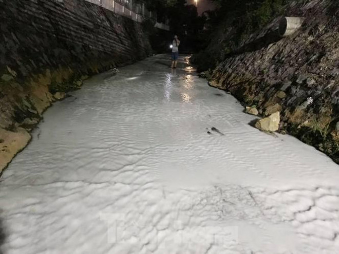 Bọt trắng xóa ở Suối Sọ