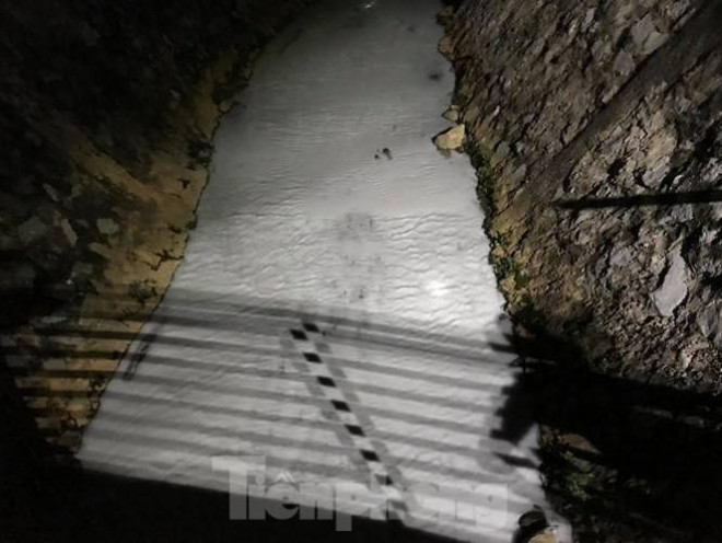 'Tuyết phủ’ trắng suối, mùi hôi nồng nặc ở Bình Dương - 3