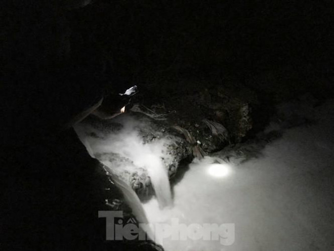 'Tuyết phủ’ trắng suối, mùi hôi nồng nặc ở Bình Dương - 4