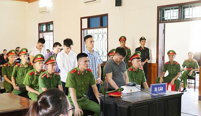 Các đối tượng nghe tòa tuyên án.