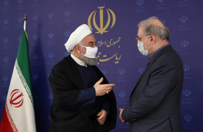 Tổng thống Iran Hassan Rouhani (trái) đeo khẩu trang trong một cuộc họp ở thủ đô Tehran ngày 4-7. Ảnh: Reuters