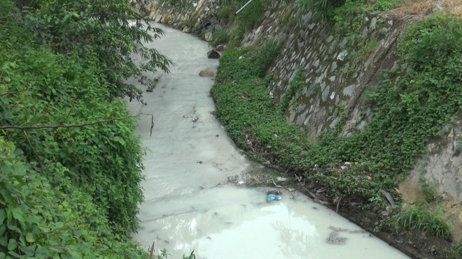 Nước tại suối Sọ liên tục bị ô nhiễm khiến người dân lo lắng.