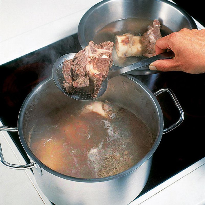 Cho muối vào nồi xương sẽ giúp nước dùng ngọt sâu