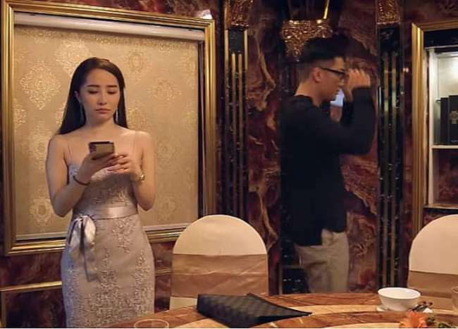 Quỳnh Trinh đã chứng tỏ sức quyến rũ chết người của mình, cô chọn bộ váy thể hiện sự tinh khôi trong sáng nhưng lại ôm sát sạt lấy body. Thiết kế ngắn cũn, tôn đường cong nóng bỏng và vòng 1 căng đầy của cô.
