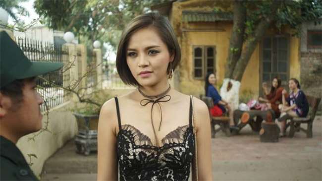 Cũng vào vai "gái ngành" ở động Thiên Thai trong bộ phim "Quỳnh búp bê", Thu Quỳnh đã khiến khán giả bất ngờ khi có màn lột xác ngoạn mục.
