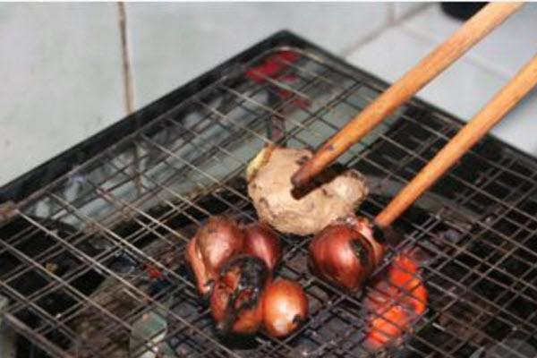 Hành, gừng nướng cho nước dùng thơm ngon, khử mùi hôi