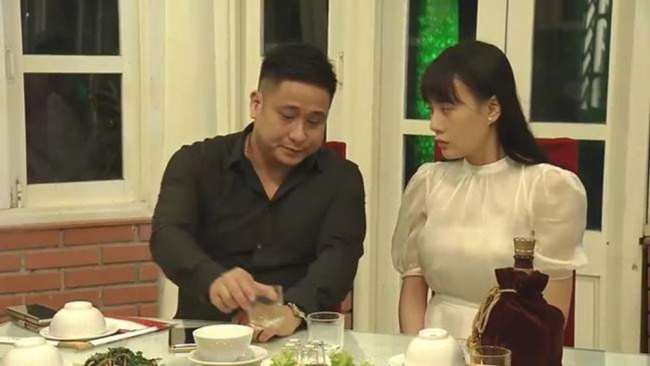 Trong những lần tiếp khách, Quỳnh búp bê cũng thể hiện bản chất của một cô gái quê, e dè, lo lắng chứ không táo bạo, hở hang nhưng chị em khác.&nbsp;
