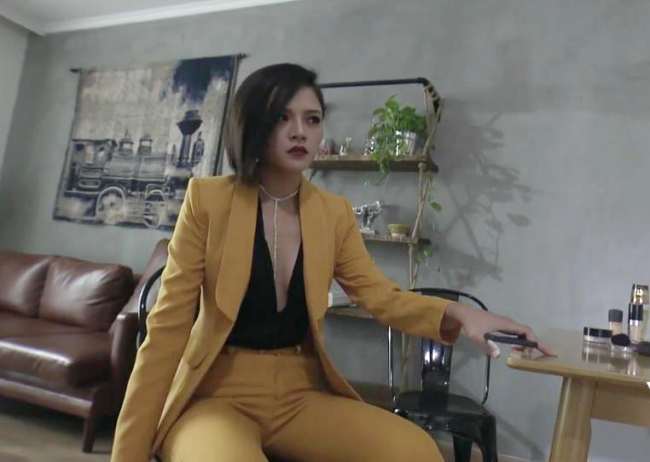 Mỗi lần đi khách, My &#34;sói&#34; táo bạo khiến khán giả nam nóng mặt bởi những cảnh quay hở “đôi gò bồng đảo” thế này.
