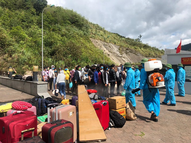 Tại Cửa khẩu Quốc tế Cầu Treo đón 500 sinh viên Lào quay trở lại học tập.