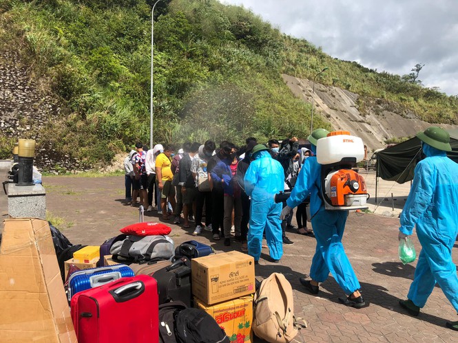 Lực lượng chức năng tiến hành đo thân nhiệt, phun thuốc khử trùng.