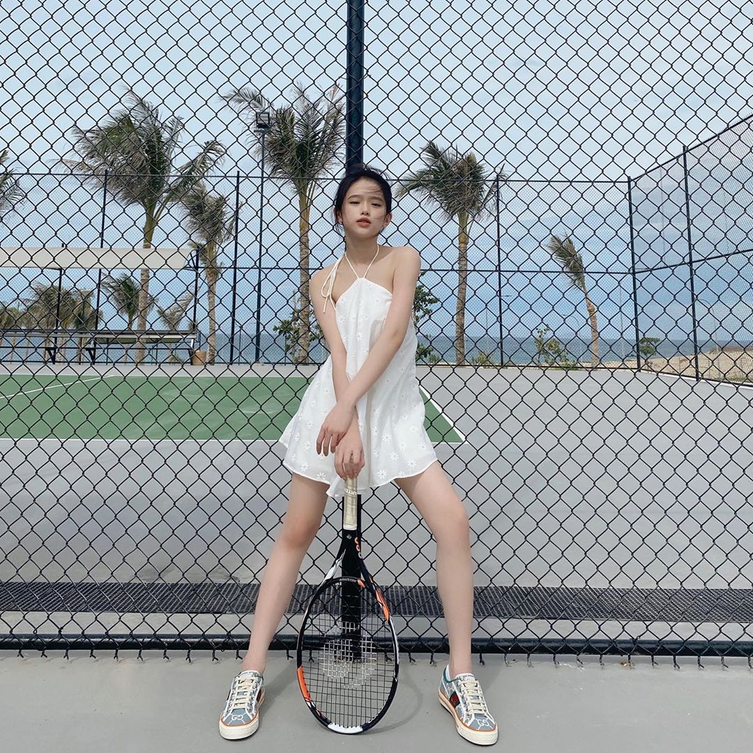 "Thiếu nữ Hà Nội có 2 triệu người theo dõi" gây sốc khi mặc váy yếm siêu ngắn đi chơi tennis - 1