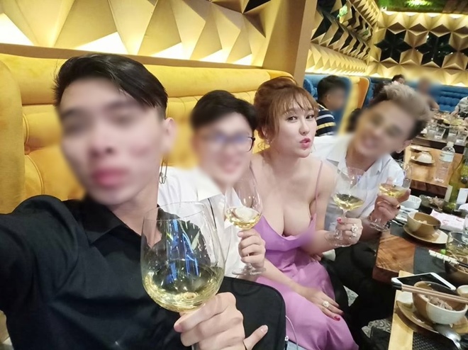 Mặc sexy khoe vòng một 93cm, Phi Thanh Vân lại hớ hênh lộ điểm nhạy cảm thế này - 11