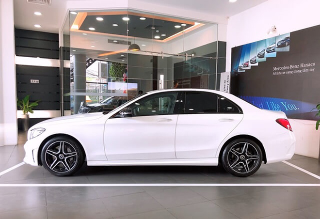 Mercedes-Benz C300 AMG 2020 thêm trang bị cửa sổ trời Panorama, giá tăng nhẹ - 4