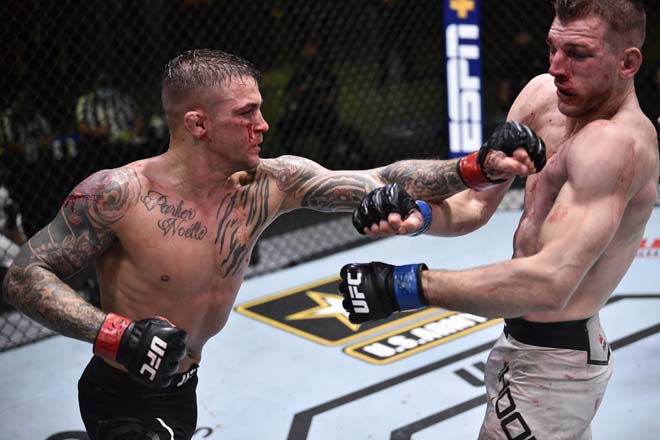 Dustin Poirier (trái) đánh bại&nbsp;Dan Hooker