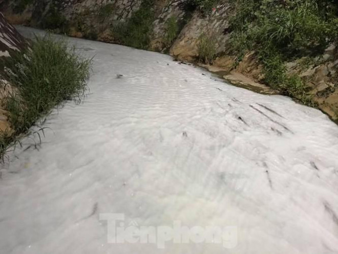 Nước suối trắng như tuyết ở Bình Dương