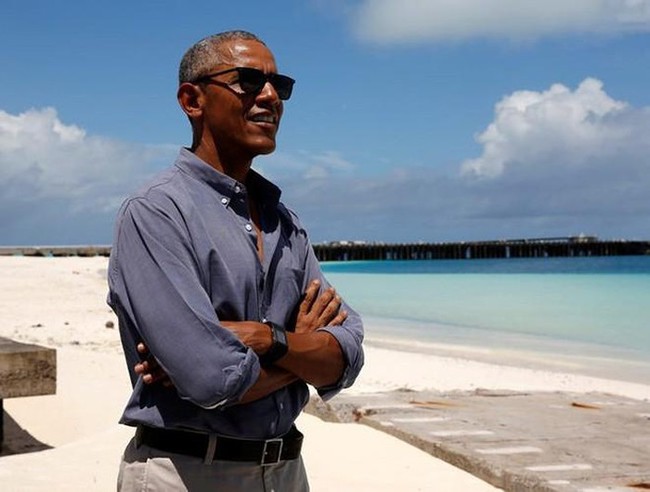 Gia đình Obama cũng thường tận hưởng một số kỳ nghỉ đến miền Nam California, đảo Hawaii của mình và đảo Tetiaroa ở Thái Bình Dương, chưa kể thử nếm rượu vang ở Tuscany và đi bè trên sông ở Indonesia.
