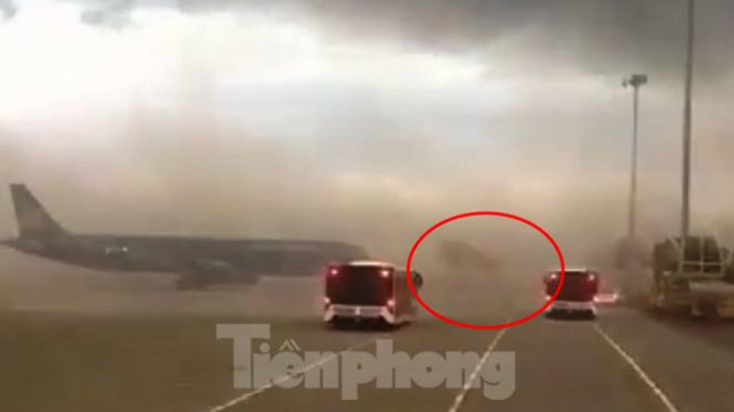 Chiếc xe thang chuyên dụng (trong hình tròn) gần như biến mất trong đám bụi công trường dày đặc. Ảnh cắt từ clip