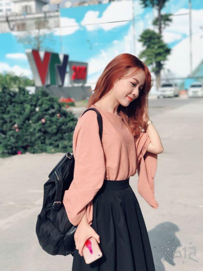 Gần đây, MC Thu Hương nhận được nhiều sự quan tâm khi bất ngờ tiết lộ về tình trạng sức khoẻ. Theo đó, nữ MC cho biết cô&nbsp;đang mắc căn bệnh khá nặng về mắt.
