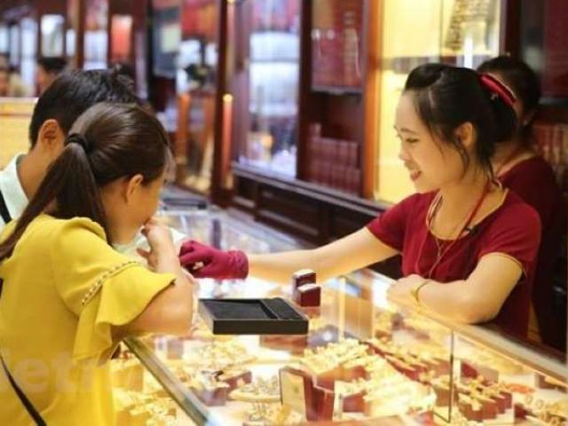 Kinh doanh - Giá vàng hôm nay 19/7: "Leo dốc" không ngừng, vàng tuần tới tăng hay giảm?