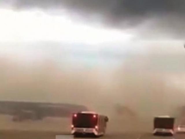 Tin tức trong ngày - Hãi hùng hình ảnh bão bụi bao trùm sân bay Phú Bài như 'ngày tận thế'