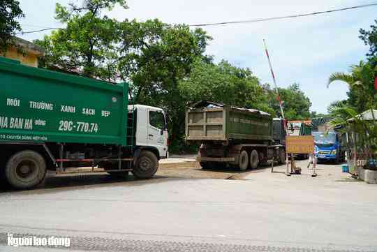 Trong những ngày này, các xí nghiệp đã huy động tối đa nhân lực ứng trực 24/24 giờ để điều tiết phân luồng, tiếp nhận rác