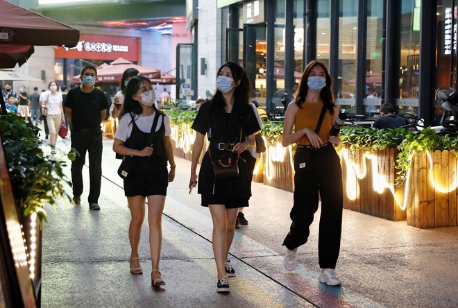 Người dân ở Bắc Kinh đeo khẩu trang mỗi khi ra đường.