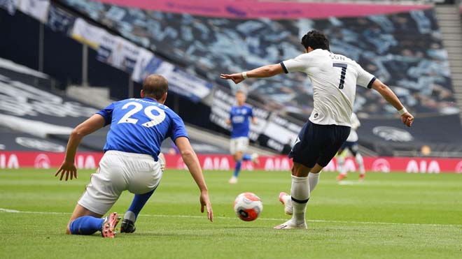 Tottenham (áo trắng) có bàn mở tỷ số từ rất sớm