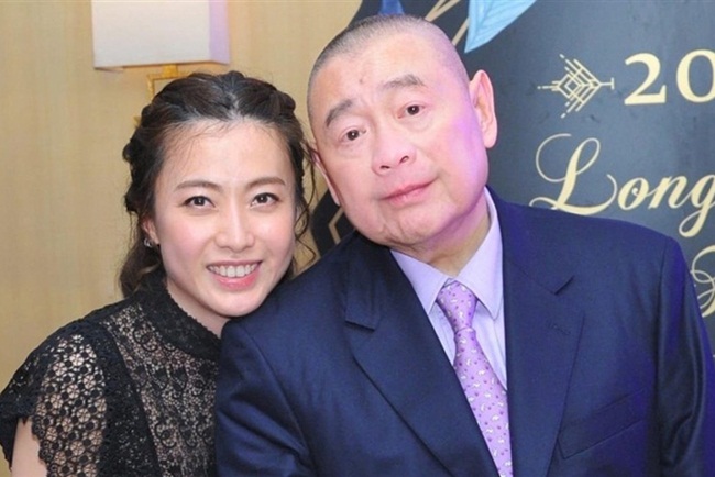Lưu Loan Hùng là một tỷ phú nổi tiếng. Sau khi tốt nghiệp, ông phát triển sự nghiệp kinh doanh bán quạt trần của gia đình cùng anh trai.
