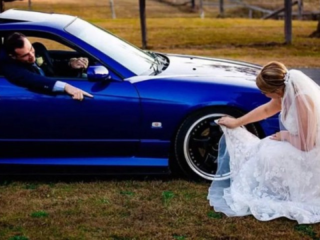 Bạn trẻ - Cuộc sống - Cô dâu nhận “cả rổ gạch đá” vì dùng vạt váy cưới lau bánh xe cho chồng