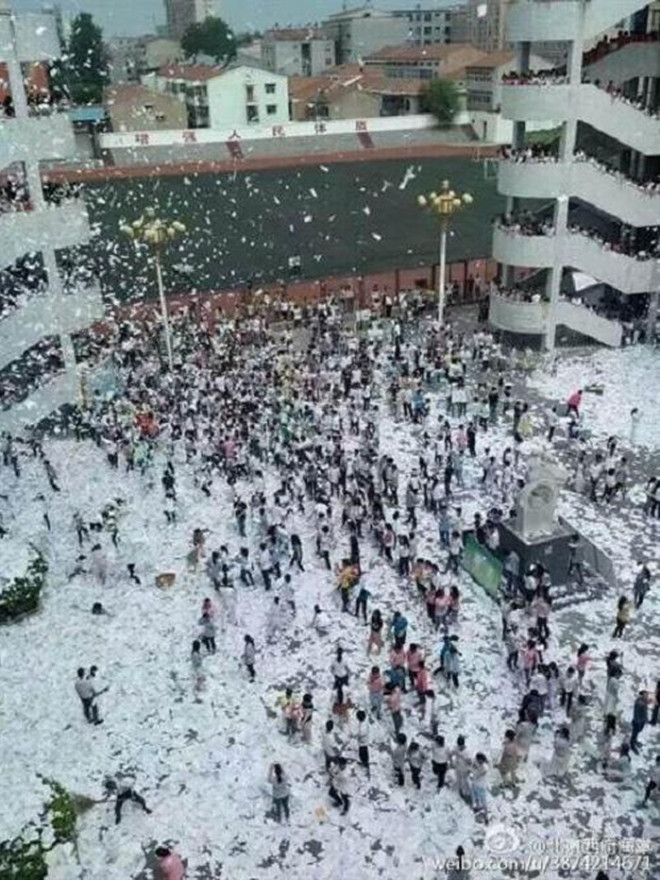 Dân mạng tranh cãi nảy lửa trước hình ảnh sách vở bị vứt bừa bãi ngoài đường sau kì thi - 3