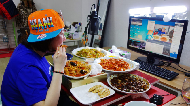 Mukbang: Xu hướng giải trí hay sự phản chiếu của một thế hệ con người cô đơn? - 1