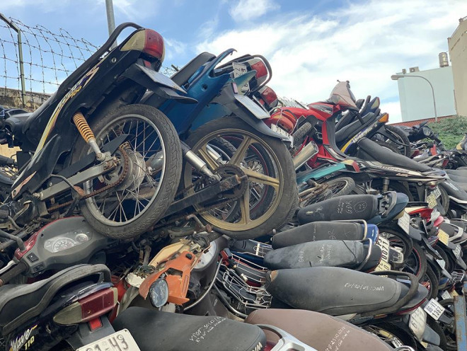 Các xe vi phạm từ năm 2018 đến nay phải xếp chồng lên nhau vì không có chỗ chứa tại trụ sở Công an quận 9, TP HCM. Ảnh: Đỗ Loan