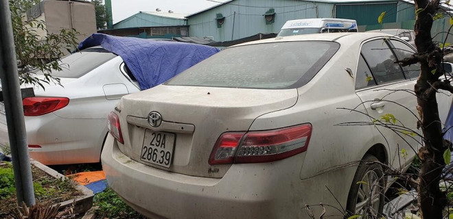 Chủ nhân chiếc ô tô này bị lập biên bản vi phạm từ ngày 30/6/2017 nhưng đến nay chưa đến giải quyết, lấy xe về (Chụp tại bãi xe 34 Linh Đường, Hà Nội)