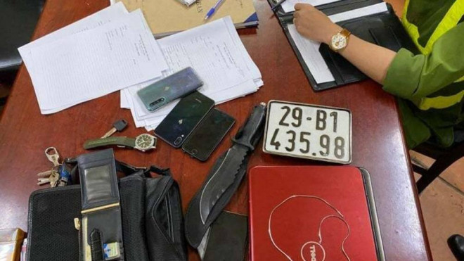 Cơ quan công an thu giữ một số tang vật của tên trộm