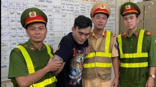 Lực lượng CSGT trật tự Công an quận Đống Đa khống chế đưa tên cướp bàn giao cho Công an phường Khâm Thiên