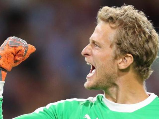 Media - Cựu thủ môn M.U đánh đầu như Ronaldo, giải cứu đội nhà phút bù giờ