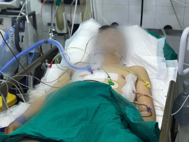 Nam tài xế GrabBike đang được điều trị tại Bệnh viện Việt Đức - Ảnh: Bệnh viện cung cấp