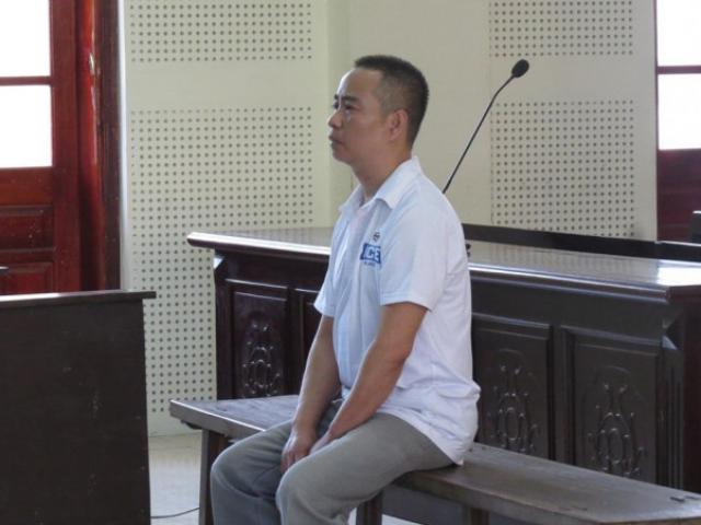 Pháp luật - Xót xa hình ảnh cô gái ngồi co quắp trên xe lăn đến dự phiên tòa xử kẻ đã hãm hại mình