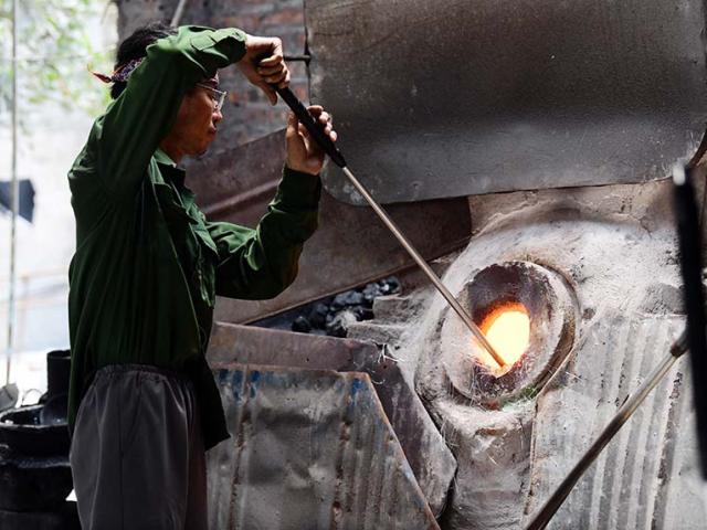 Tin tức trong ngày - Nghề không dành cho phụ nữ, mưu sinh cạnh “lò bát quái” 1.500 độ C