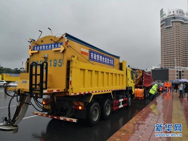 Thế giới - TQ: "Xe nặng ép cầu", chiến thuật lần đầu tiên được sử dụng để cầu không bị lũ cuốn trôi