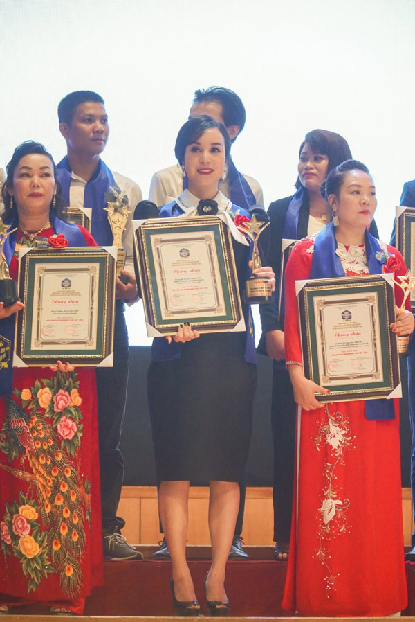Hathor Group nhận cú đúp giải thưởng: Thương hiệu – Nhãn hiệu nổi tiếng Đất Việt và Nhà lãnh đạo doanh nghiệp xuất sắc 2020 - 4