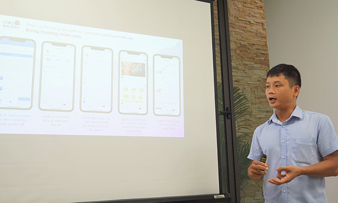 Ông Lê Huy Long – Đồng sáng lập kiêm CEO KidsOnline giới thiệu về đa tính năng của KidsOnline. Ảnh: Văn Biên