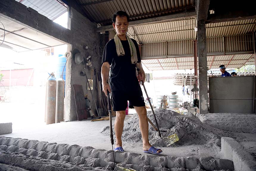 Một người sẽ chịu trách nhiệm mang những chiếc cốc đang đỏ rực vùi vào tro rơm để cho cốc hạ nhiệt từ từ, tránh tình trạng nứt, vỡ. Với 5 thợ thổi, mỗi ngày xưởng cho ra lò khoảng 2.000 chiếc cốc thủy tinh.