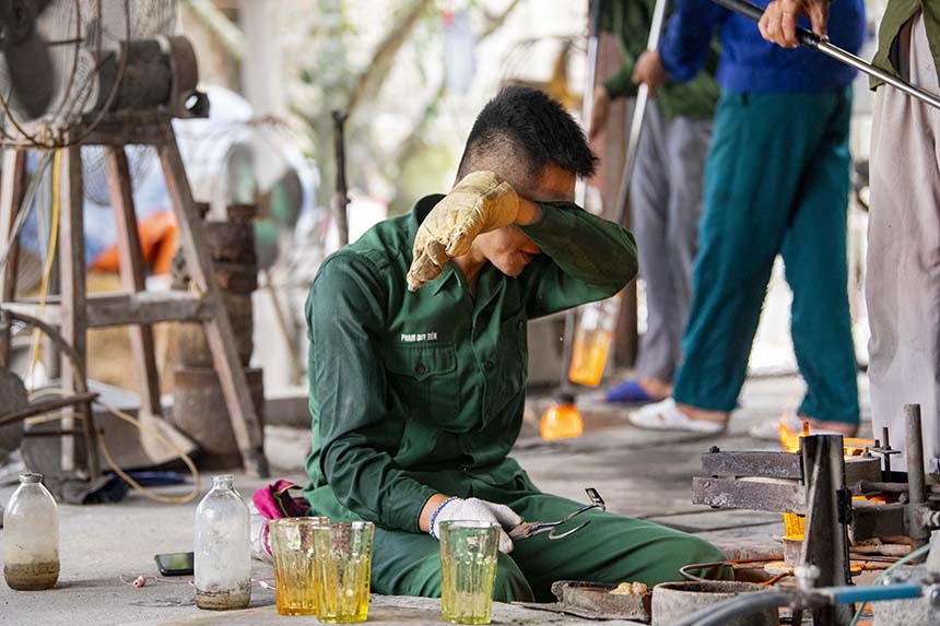 Những ngày miền Bắc nắng như đổ lửa, làm việc bên trong xưởng nung thủy tinh hàng ngàn độ C quả thực sẽ là thử thách cực đại với nhiều người. Thế nhưng với những người thợ thổi thủy tinh ở Xối Trì, đó chính là công việc và cũng là “nguồn sống” của họ.