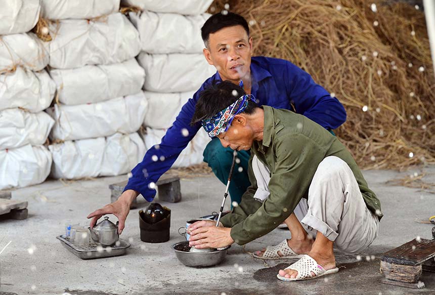 Phút giây nghỉ ngơi hiếm hoi, uống chén nước, rít hơi thuốc của những người thợ thổi thủy tinh làng Xối Trì.