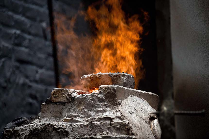 Thủy tinh được đốt liên tục trong khoảng 6 giờ đồng hồ trong lò với nhiệt độ khoảng 1.400-1.500 độ C sẽ nóng chảy.