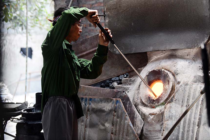 Những người thợ vào lò, trên tay cầm một chiếc ống dài gọi là ống tán, đưa vào lò để lấy thủy tinh ra tạo hình.