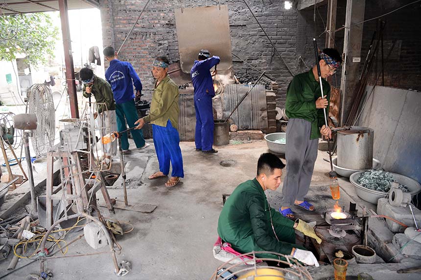 Do tính chất công việc vất vả, nặng nhọc nên chỉ những người đàn ông mới theo nghề thổi thủy tinh. Ngoài ra, hơi khỏe cũng là yếu tố cần thiết để đàn ông có lợi thế hơn phụ nữ trong nghề này.